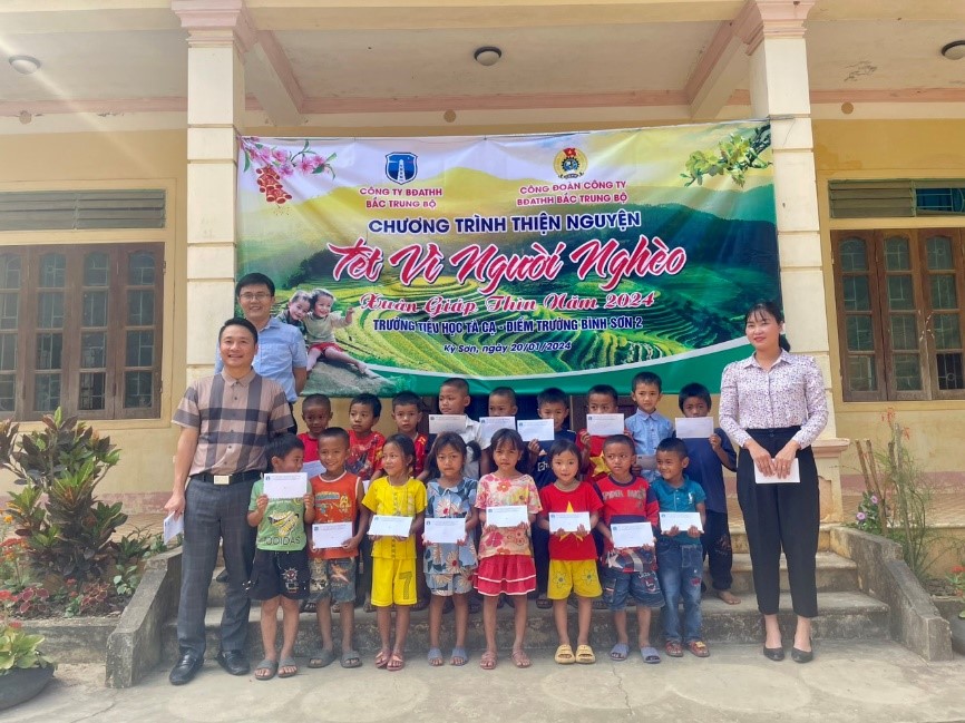 Bảo đảm an toàn hàng hải Bắc Trung Bộ thăm và tặng quà tết cho các em học sinh trên địa bàn xã Tà Cạ - huyện Kỳ Sơn – tỉnh Nghệ An